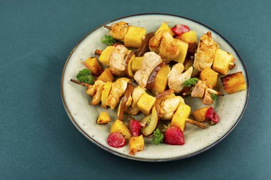 Lezzetli tavuk kebabı, ananaslı ve çilekli kızarmış tavuk eti..