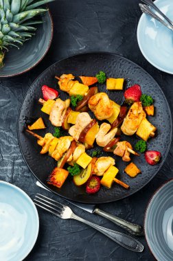 Ananas parçalı kızarmış et parçaları. Taze ananas ve şiş üstünde et..