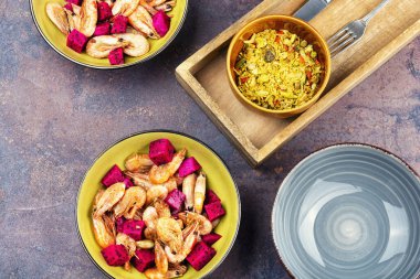 Kabuklu deniz ürünleri, kavrulmuş baharatlı karides olgun pitaya ya da pitahaya ile süslenmiş..