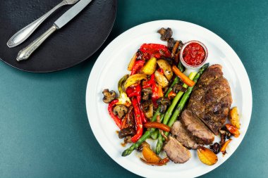 Fırında sebzeli fırında ördek filetosu. Dilimlenmiş kümes hayvanları, sulu et. Metin için boşluk.