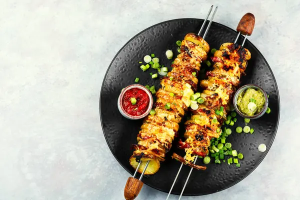 Kızarmış patates, domuz pastırması ve peynirli şiş, piknik, kebap. Boşluğu kopyala.