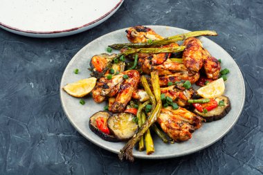 Mangal soslu tavuk kanadı ve sebze. Barbekü tavuk kanadı, baharatlı ızgara et..