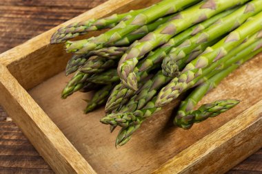 Kalın saplı bahar sebzesi, yeşil çiğ kuşkonmaz koleksiyonu. Kuşkonmaz hazırlama aşçılık geçmişi.