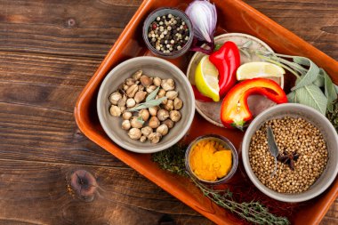 Mutfak çeşnileri, otlar, soslar ve baharatlar.