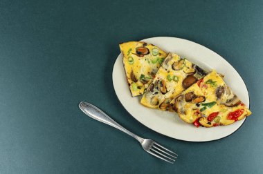 Sebzelerle süslenmiş lezzetli bir midye..