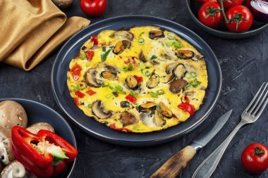 Midye, mantar ve sebzeli yumurta omleti.