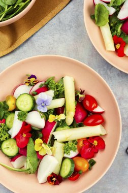 Lezzetli ve sağlıklı vejetaryen salatası beyaz kuşkonmaz, domates ve yenilebilir çiçekler taze bahar sebzeleri, tarif, diyet yemeği vegan.