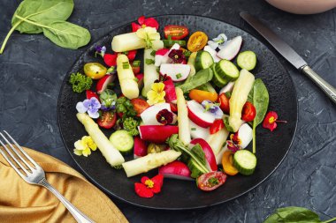 Beyaz kuşkonmaz salatası, salatalık, domates ve yenilebilir çiçekler..