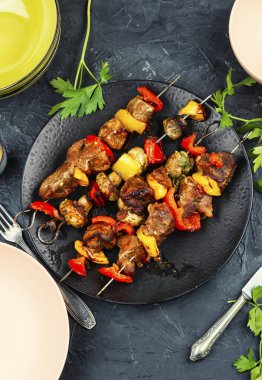 Biber ve soğanlı lezzetli et şişleri, domuz şiş kebap..