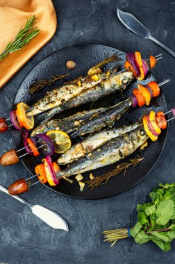 Sardalya kebablı deniz ürünleri tabağı, ızgara balık. Düz yatıyordu