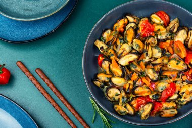 Sebze soslu kızarmış midye. Sağlıklı deniz ürünleri. Düz yatıyordu