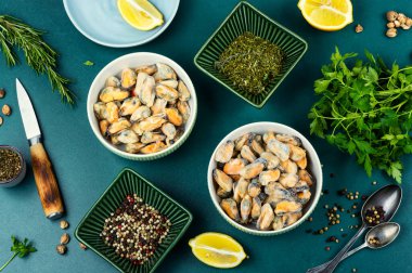 Çiğ, çiğ midye. Yemek hazırlamak için dondurulmuş çiğ midyeler mutfakta..