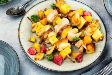 Ananaslı kızarmış tavuk göğsü. Izgarasında ananas olan tavuk şişleri..