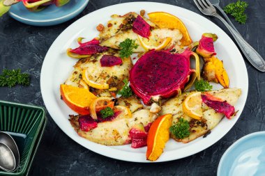 Balık tabağı. Tropikal pitahaya ile kızarmış balık filetosu ve portakallar. Ev yapımı sağlıklı yemekler..