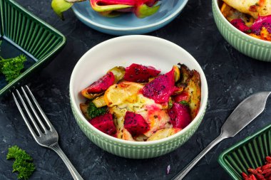 Sulu ızgara fileto veya fırında pollock veya ejderha meyveli kömür balığı veya pitahaya meyvesi ve portakallı.