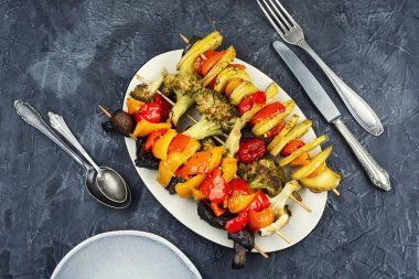 Vejetaryen şiş ızgara şiş kebap, sebzeli şiş şiş. Genel Görünüm.