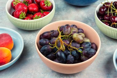 Olgun meyve ve böğürtlenlerden, üzümlerden, üzümlerden, üzümlerden, çileklerden ve kayısılardan oluşan canlı bir karışım..