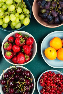 Bir kâse dolusu sağlıklı yaz meyvesi ve meyvesi..