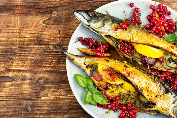 Limonlu, soğanlı ve üzümlü fırında uskumru. Deniz ürünleri. Boşluğu kopyala.