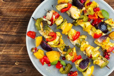 Izgara somon ve tilapia balığı şiş ve ahşap yüzeyde kızartılmış sebze..