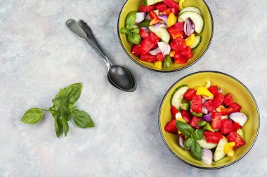 Dolmalık biberli karpuz salatası, salatalık ve soğan, karpuz tabağı. Boşluğu kopyala.