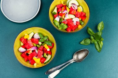 Karpuz ve salatalık salatası, taze dolmalık biber, sağlıklı yaz yemeği. Üst görünüm.