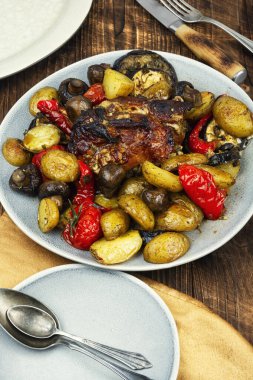 Pişmiş jambon ve sebze, domuz filetosu ve sebze..