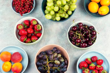 Canlı meyve kasesi, renkli meyve ve meyve karışımı, taze ve sağlıklı yiyecekler. Genel Görünüm.