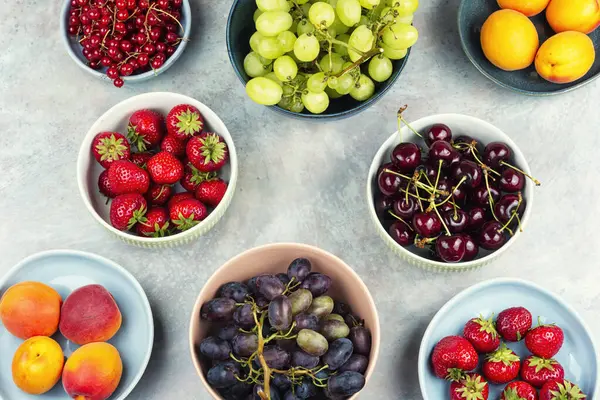 Canlı meyve kasesi, renkli meyve ve meyve karışımı, taze ve sağlıklı yiyecekler. Genel Görünüm.