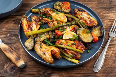 Kuşkonmazlı kızarmış tavuk kanadı, sıcak ve baharatlı tavuk kanadı. Barbekü.