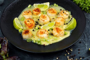 Taze kireç ve çiselemeli deniz tarağı tabağı.