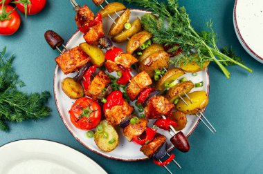 Garnitürlü ızgara et, et şişi ya da kebap..