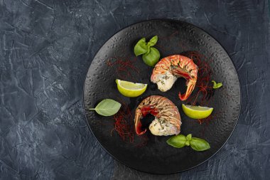 Geleneksel barbekü dikenli ıstakoz kuyruğu dilimlendi ve safran limon sosuyla sunuldu. Boşluğu kopyala.