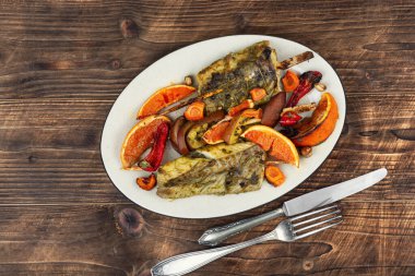 Köy ahşap masada ızgara pollock veya turunçgil ve pesto soslu morina filetosu. Izgara balık, deniz ürünleri..