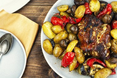 Farklı sebzelerle pişirilmiş bir parça et. Et ve sebze güveci. Yemek fotoğrafçılığı