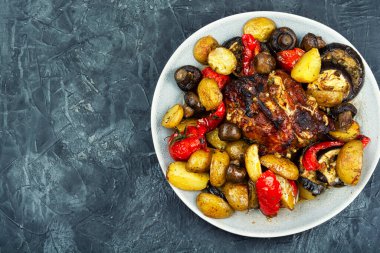 Kızarmış domuz boyunlu, sebzeli. Boşluğu kopyala.