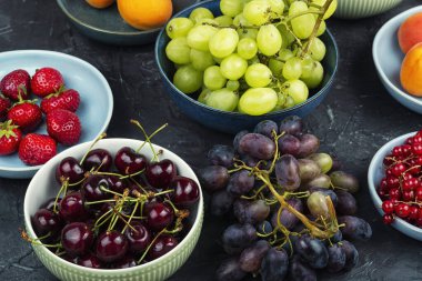 Masada taze meyve ve böğürtlen tabakları.