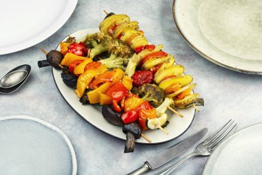 Biber, mantar, kabak ve brokoli şiş, piknik yemeği..