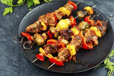 Lezzetli et ve sebze şiş, yemeye hazır..