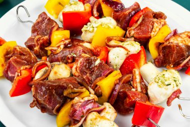 Taze hazırlanmış sebzeli et şişi ızgara için hazır. Terbiye edilmiş, sulu et.