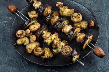 Bir tabak ızgara ya da kızarmış sebze şişi, kabak, patlıcan ve mantar..