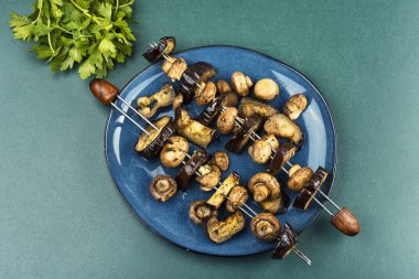 Düz yatış, mantar mantarı ve patlıcan ızgarası, şiş mantarlar. Kebaplar.