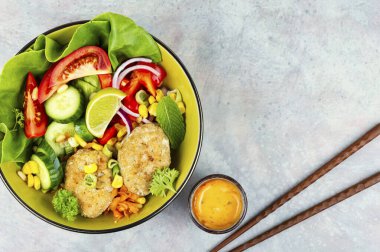 Kızarmış pirzola, sebzeli kızarmış balık pirzolası. Balık köftesi. Amerika 'dan hafif, sağlıklı ve güzel yemekler.