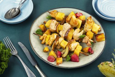 tavuk kebabı, ızgara tavuk eti ananaslı çilekli terbiye..