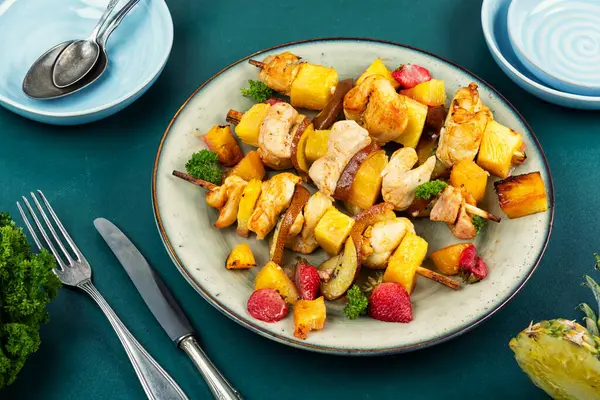 tavuk kebabı, ızgara tavuk eti ananaslı çilekli terbiye..