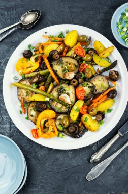 Fırında sebze, fırında patlıcan, patates, mantar ve kuşkonmaz..