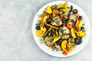 Fırında kızartılmış sebzeler, fırında veya ızgara sebzeler. Fırında pişmiş sebze. Metin için boşluk.