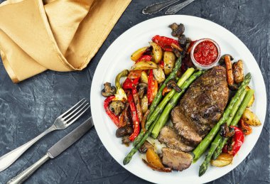 Baharatlı ızgara ördek göğsü ve kızarmış sebze ve kuşkonmaz, sağlıklı yemek ve barbekü kavramı..