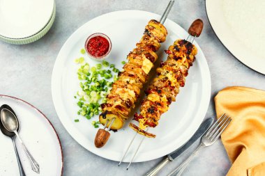 Izgara patates ve peynirli pastırma şişi, şiş soslu soslar. Yaz barbeküsü.