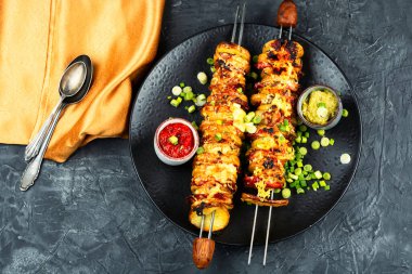 Şişte domuz pastırmalı kızarmış patates..